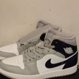 Nike Men's Gray, White, and Navy Sneakers